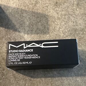MAC Cosmetics Studio Radiance Foundation W4